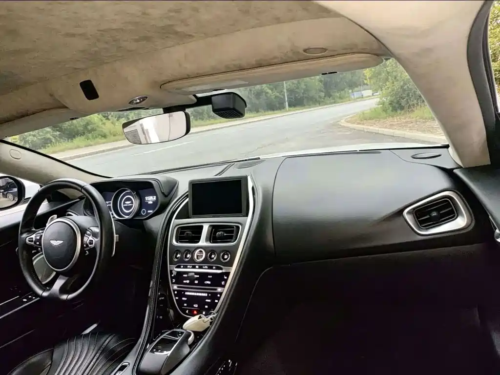 Aston Martin DB11 — миниатюра 6