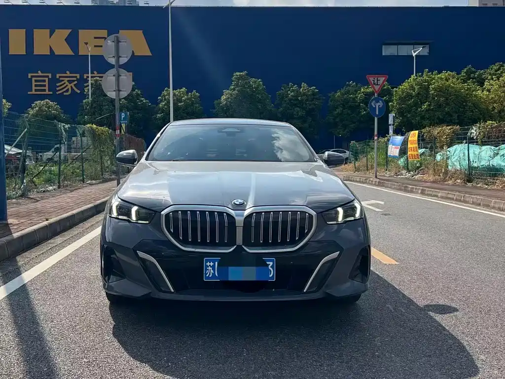 BMW 5 Series — миниатюра 2