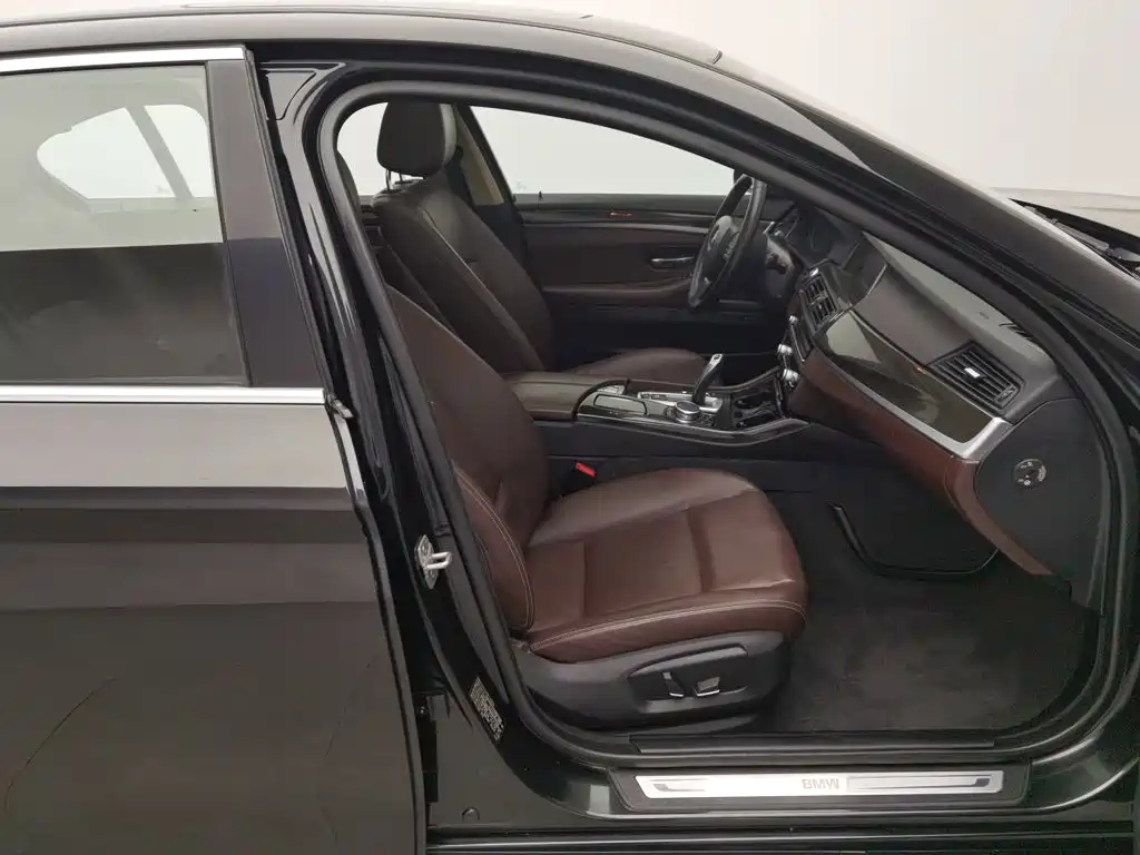 BMW 5 Series — миниатюра 23