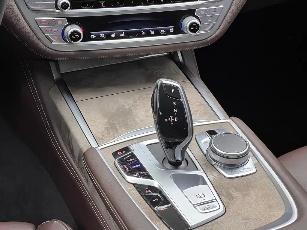 BMW 7 Series — миниатюра 7