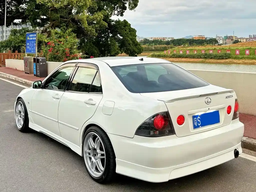 Lexus IS 01 200