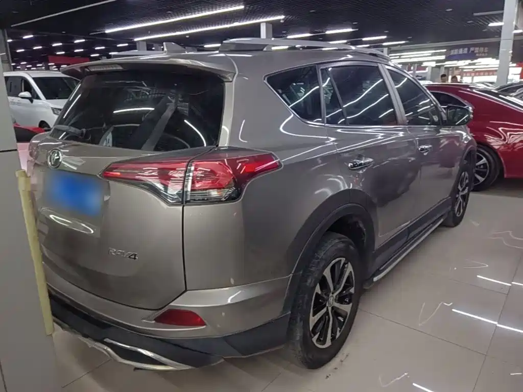 Toyota RAV4 — миниатюра 7