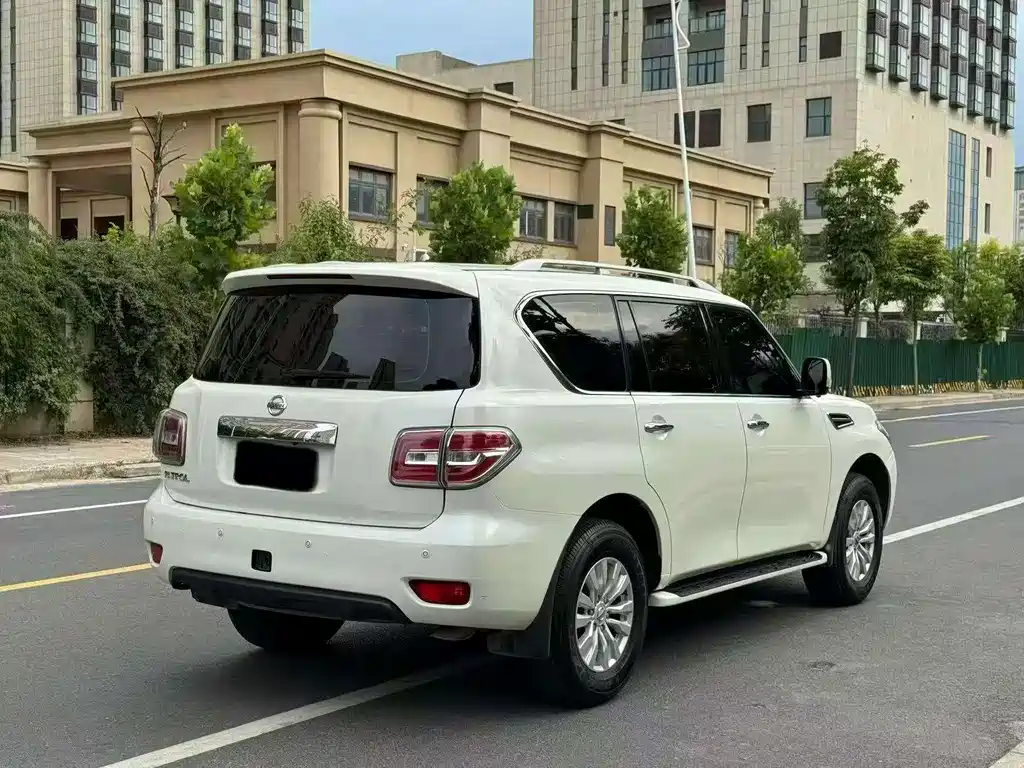 Nissan Patrol — миниатюра 9