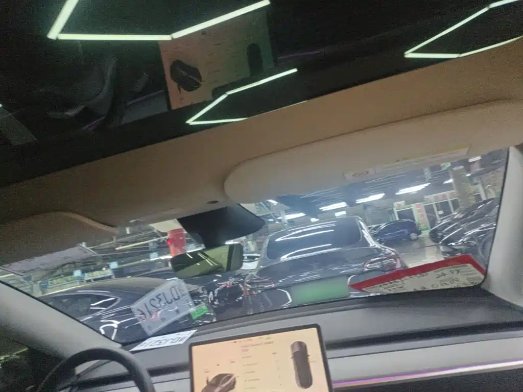 Tesla Model Y — миниатюра 18