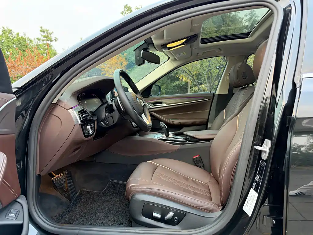 BMW 5 Series — миниатюра 11