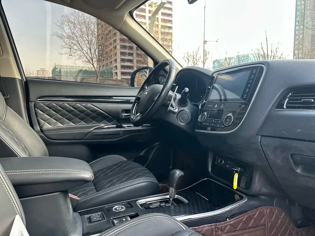 MITSUBISHI OUTLANDER