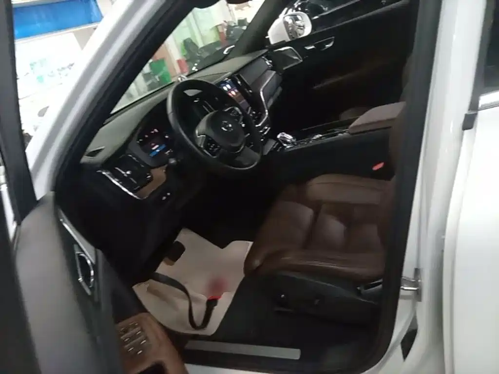 Volvo XC60 PHEV — миниатюра 16