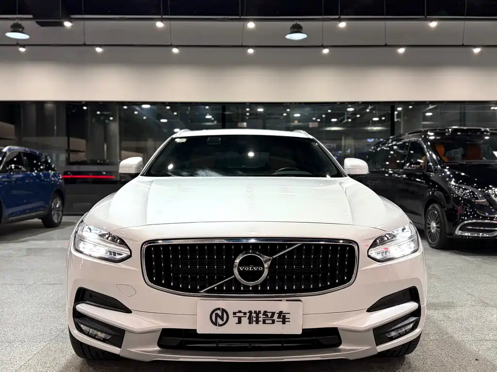 VOLVO  V90