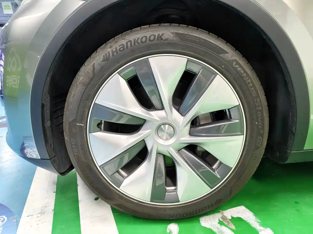 Tesla Model Y — миниатюра 3