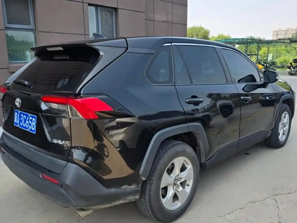 Toyota RAV4 — миниатюра 8