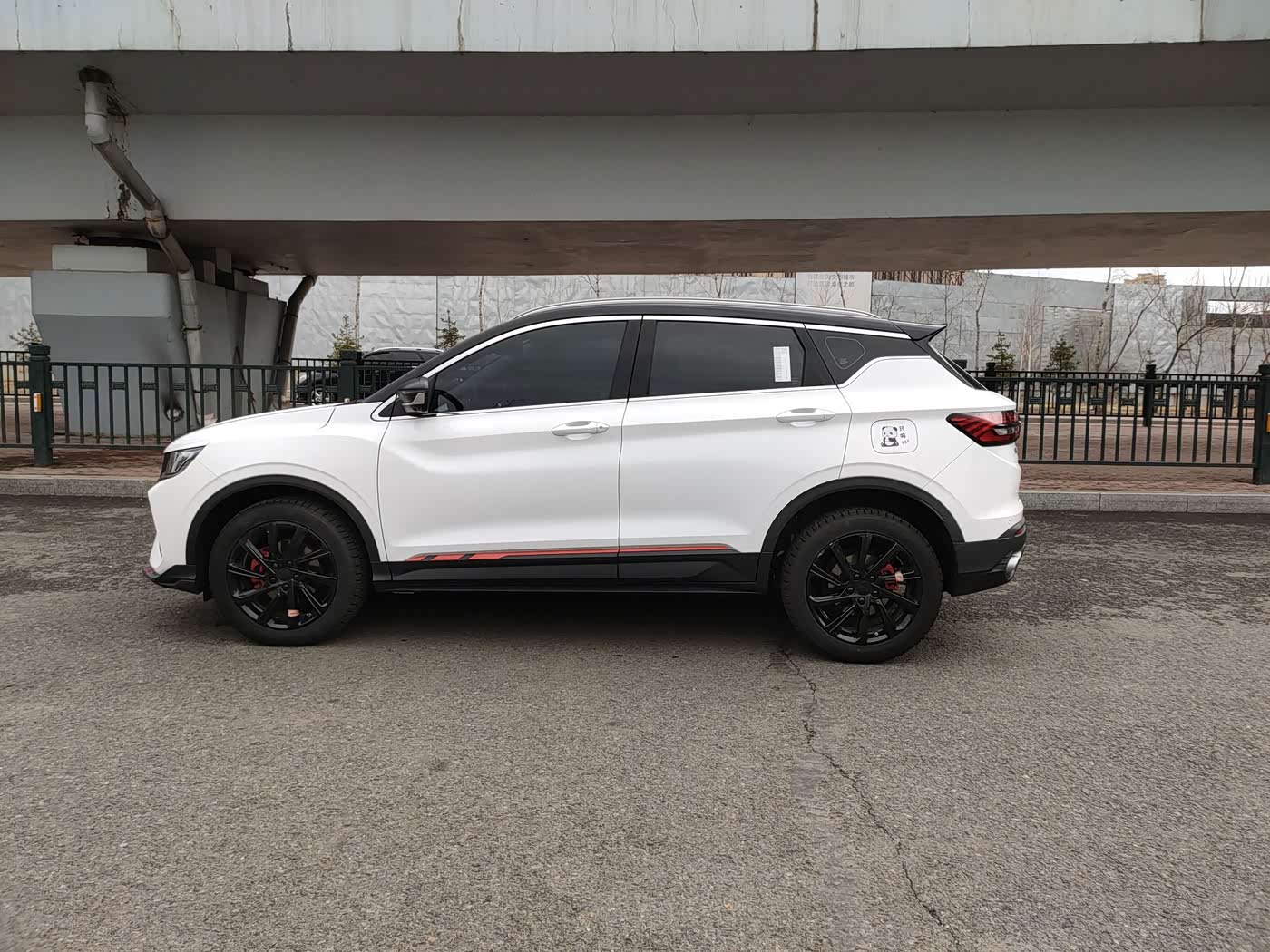 Geely Binyue 1.4 л 2023 г. Белый, пробег 30000 км