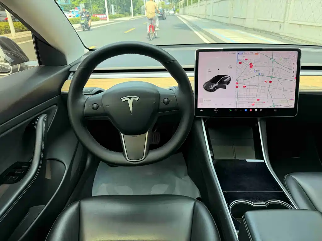 Tesla Model 3 — миниатюра 9