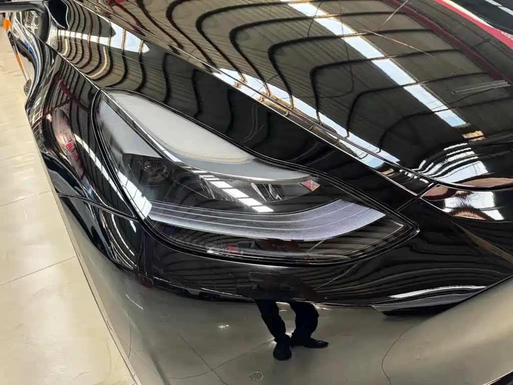 Tesla Model Y — миниатюра 12