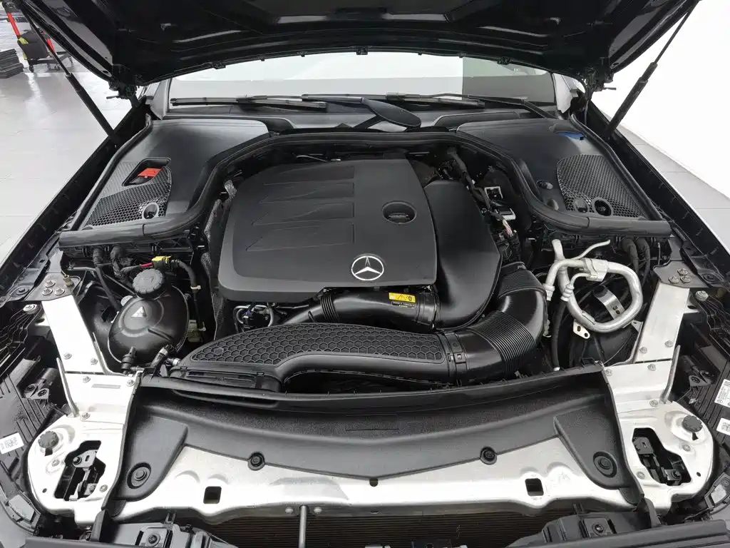 Mercedes-Benz E-Class — миниатюра 6