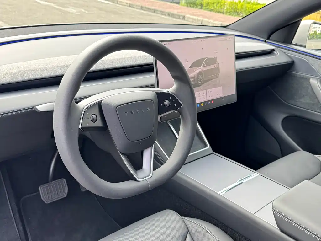 Tesla Model Y L — миниатюра 5