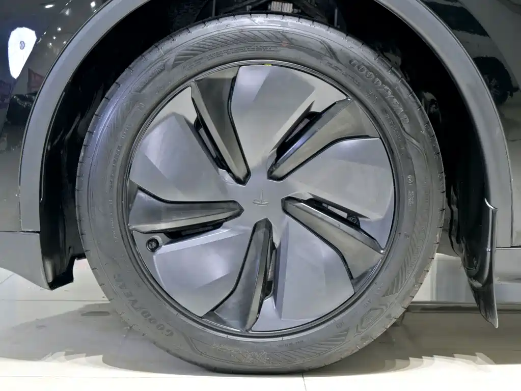 Tesla Model Y — миниатюра 20