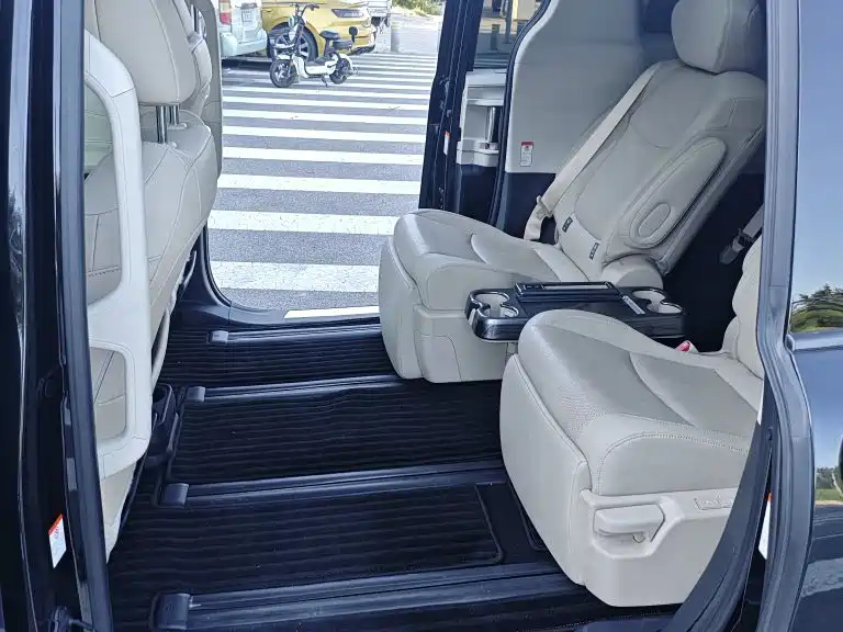 Toyota Granvia — миниатюра 6