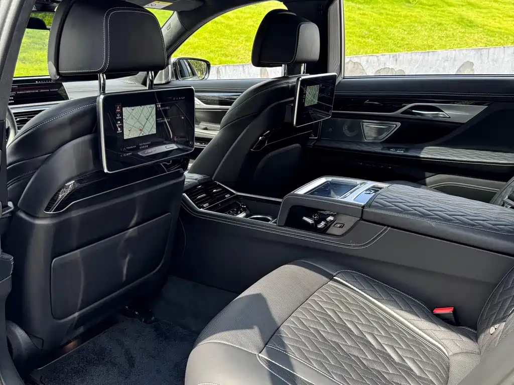 BMW 7 Series — миниатюра 12