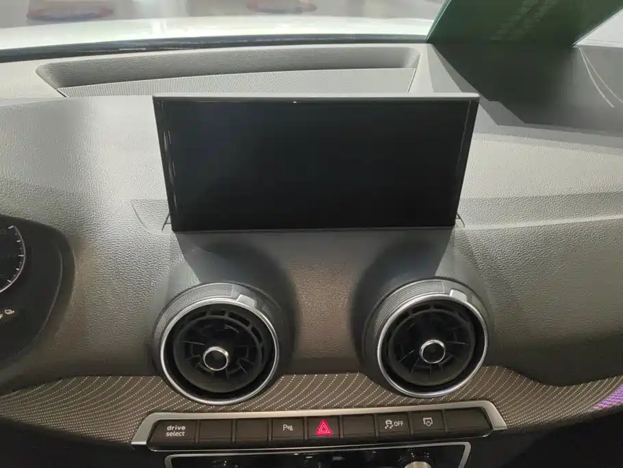 Audi Q2L e-tron — миниатюра 13