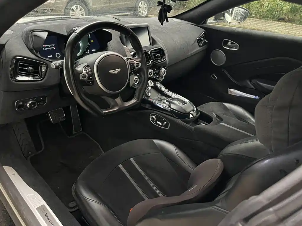 Aston Martin V8 Vantage — миниатюра 12