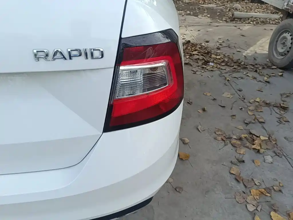 Skoda Rapid — миниатюра 8