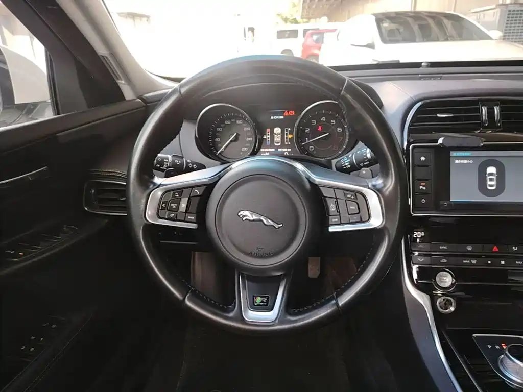 Jaguar XE — миниатюра 11