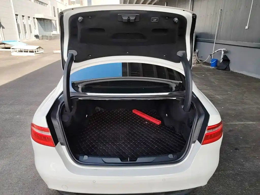 Jaguar XE — миниатюра 19