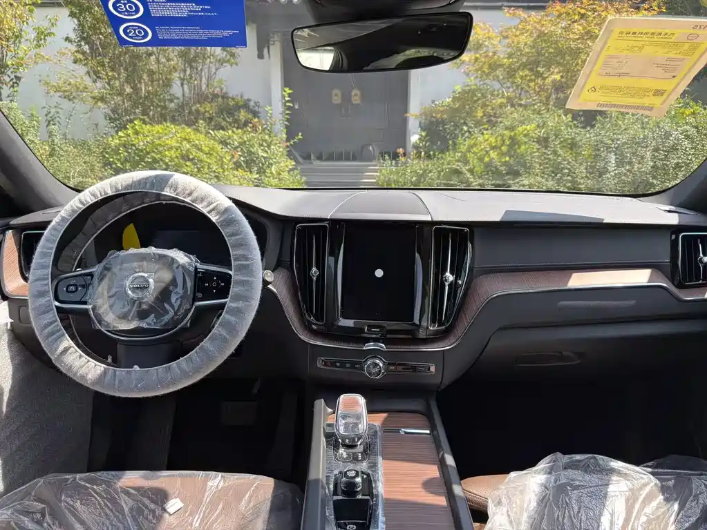 Volvo XC60 PHEV — миниатюра 7