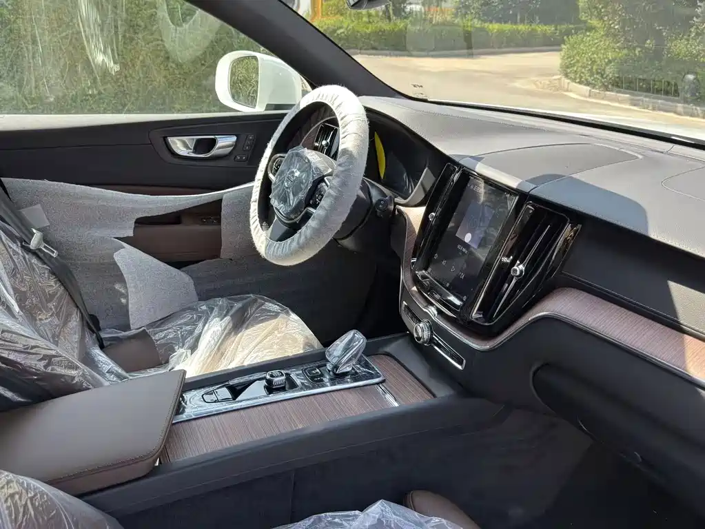 Volvo XC60 PHEV — миниатюра 6