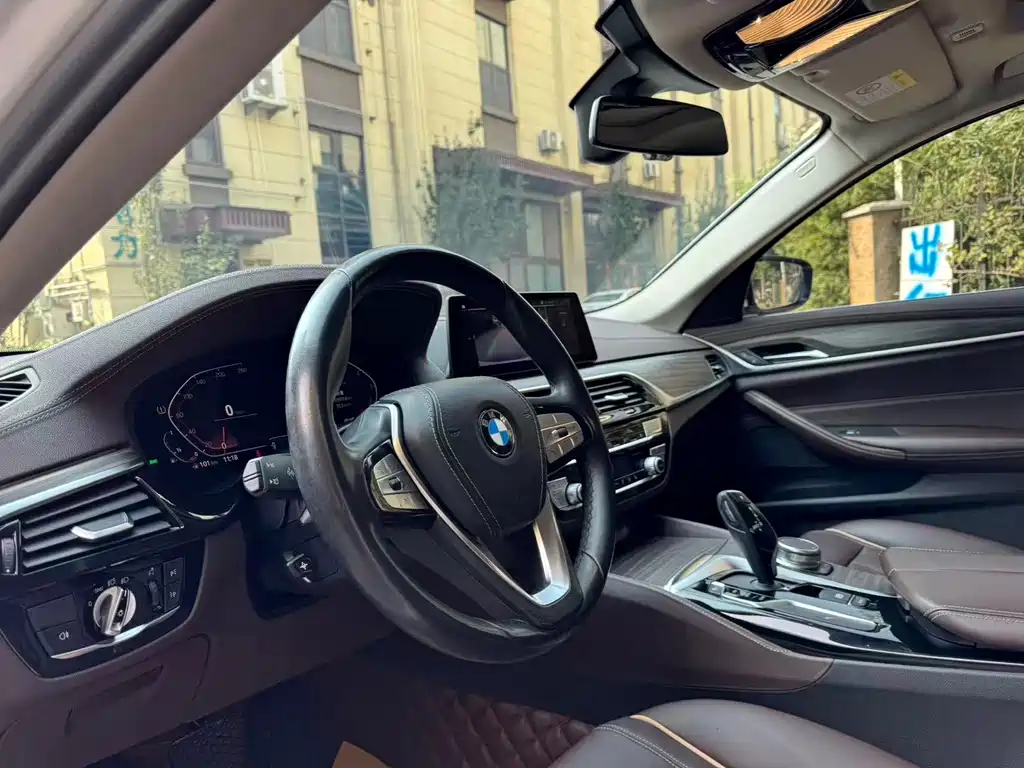 BMW 5 Series — миниатюра 9