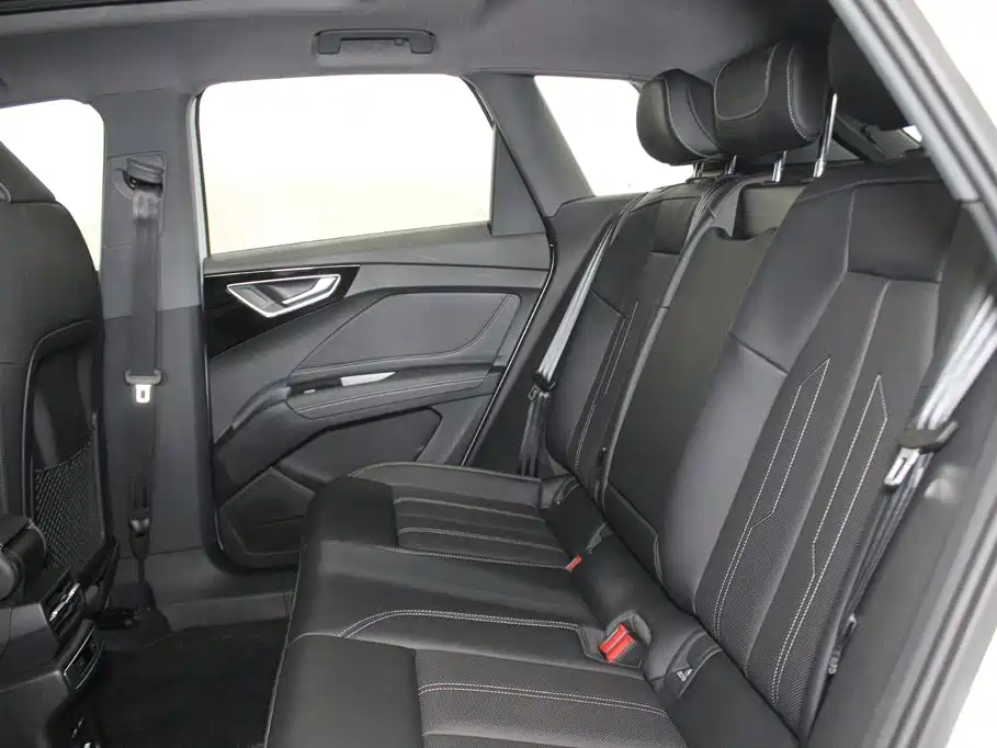 Audi Q4 e-tron — миниатюра 8