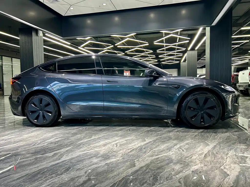 Tesla Model 3 — миниатюра 4