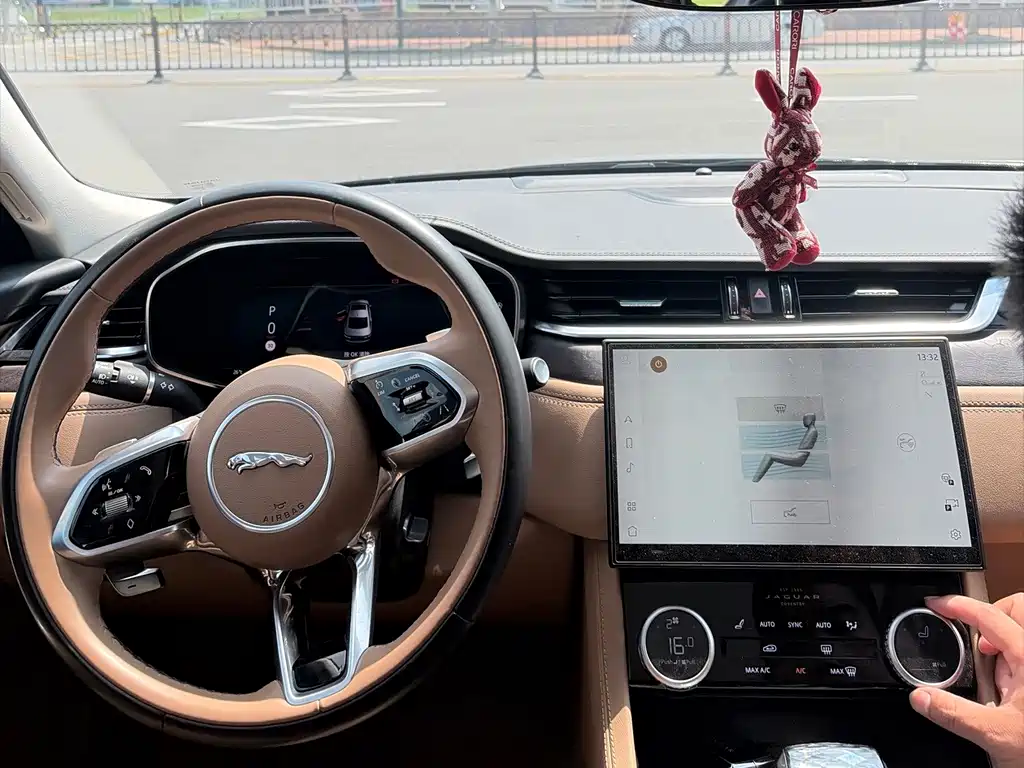 Jaguar XFL — миниатюра 11