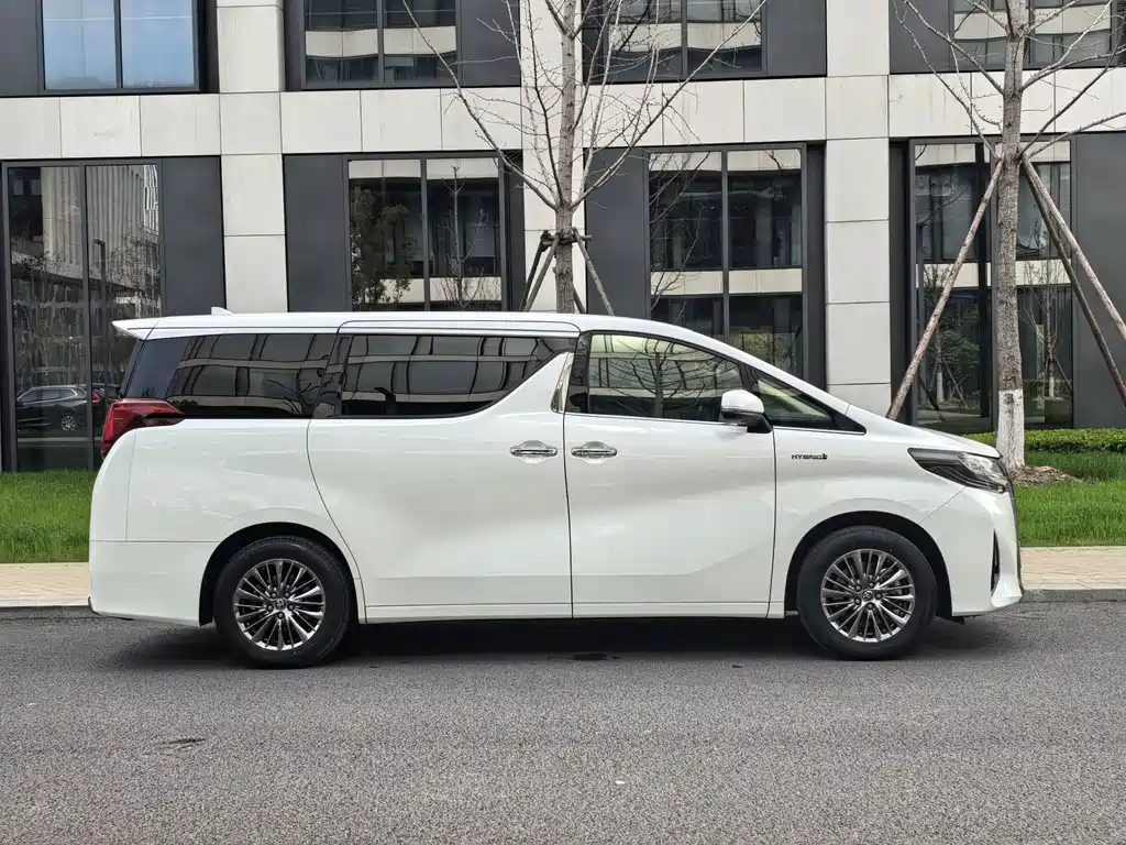 Toyota Alphard — миниатюра 5
