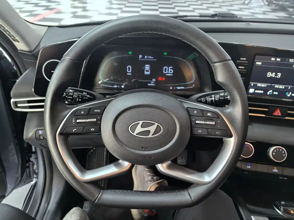 Hyundai Elantra — миниатюра 12
