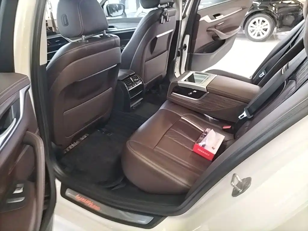 BMW 5 Series — миниатюра 13