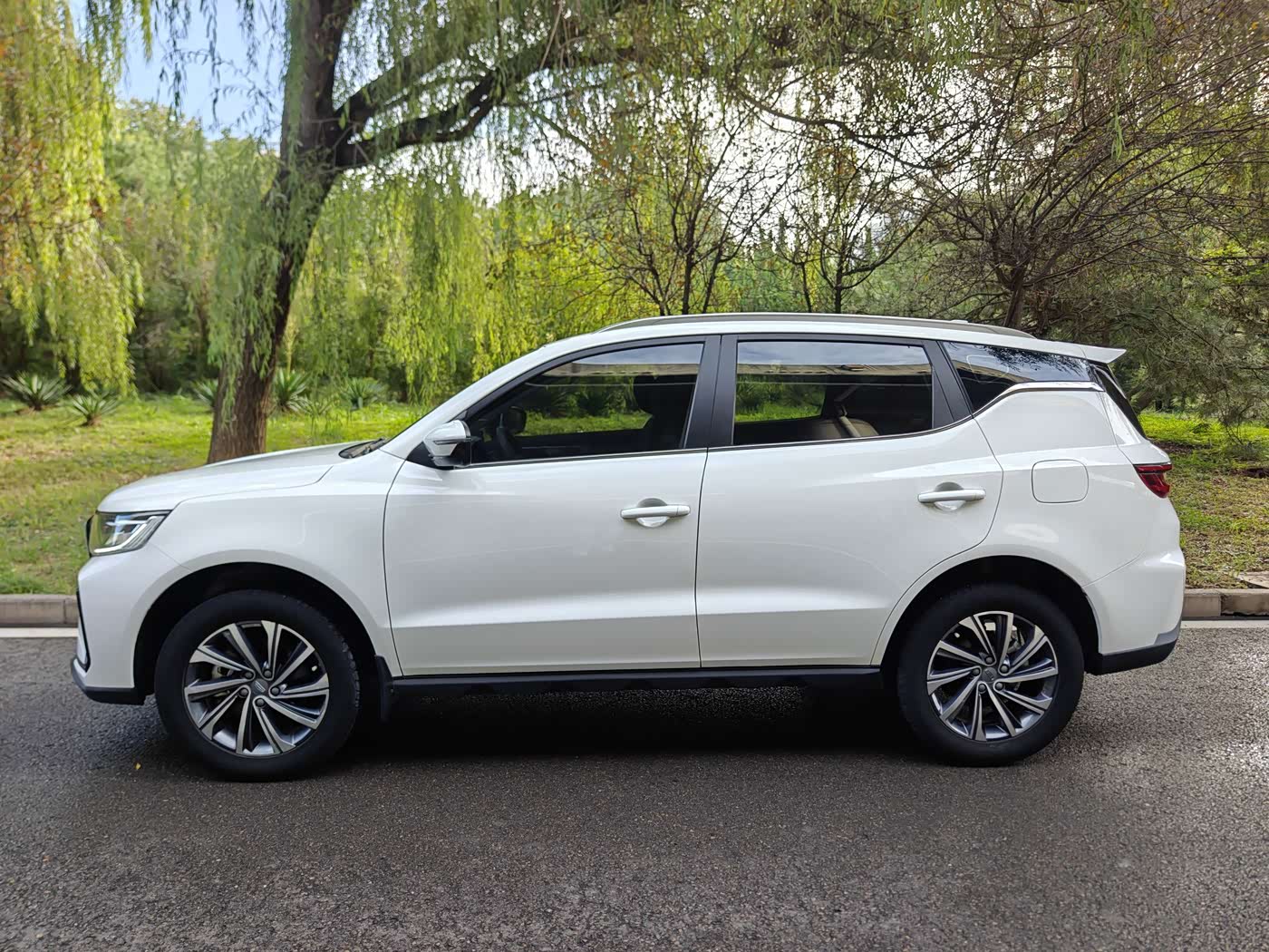 Geely Emgrand X6 1.4 л 2023 г. Белый, пробег 32000 км