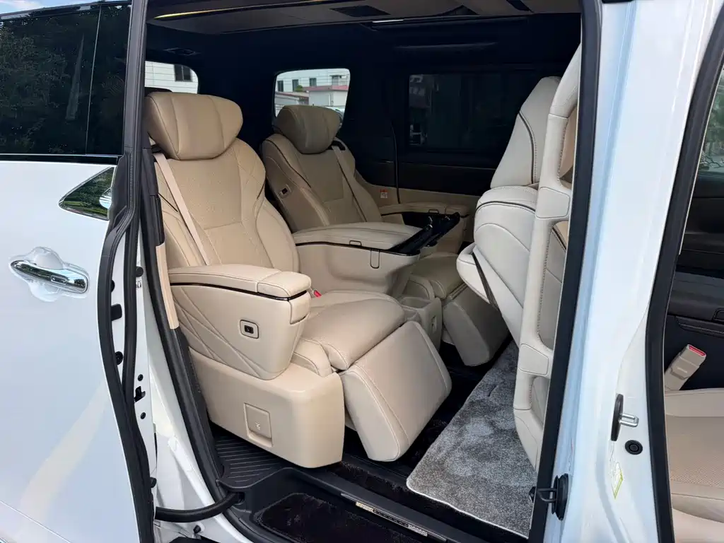 Toyota Alphard — миниатюра 5