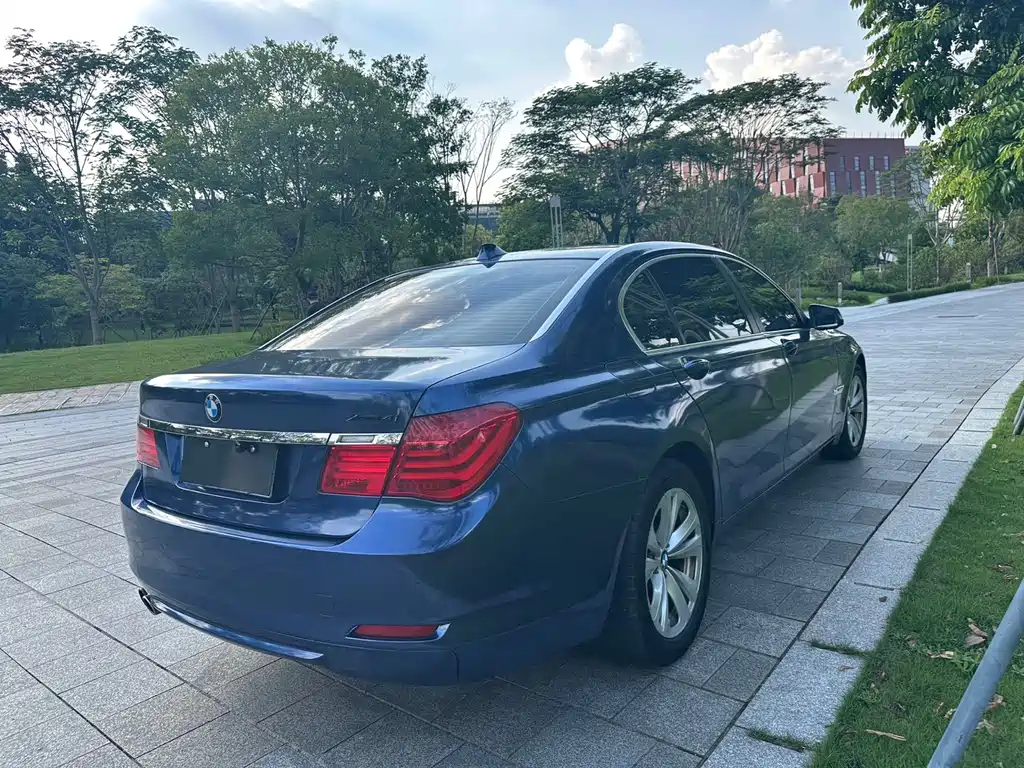 BMW 7 Series — миниатюра 13