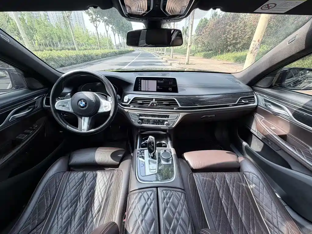 BMW 7 Series — миниатюра 5