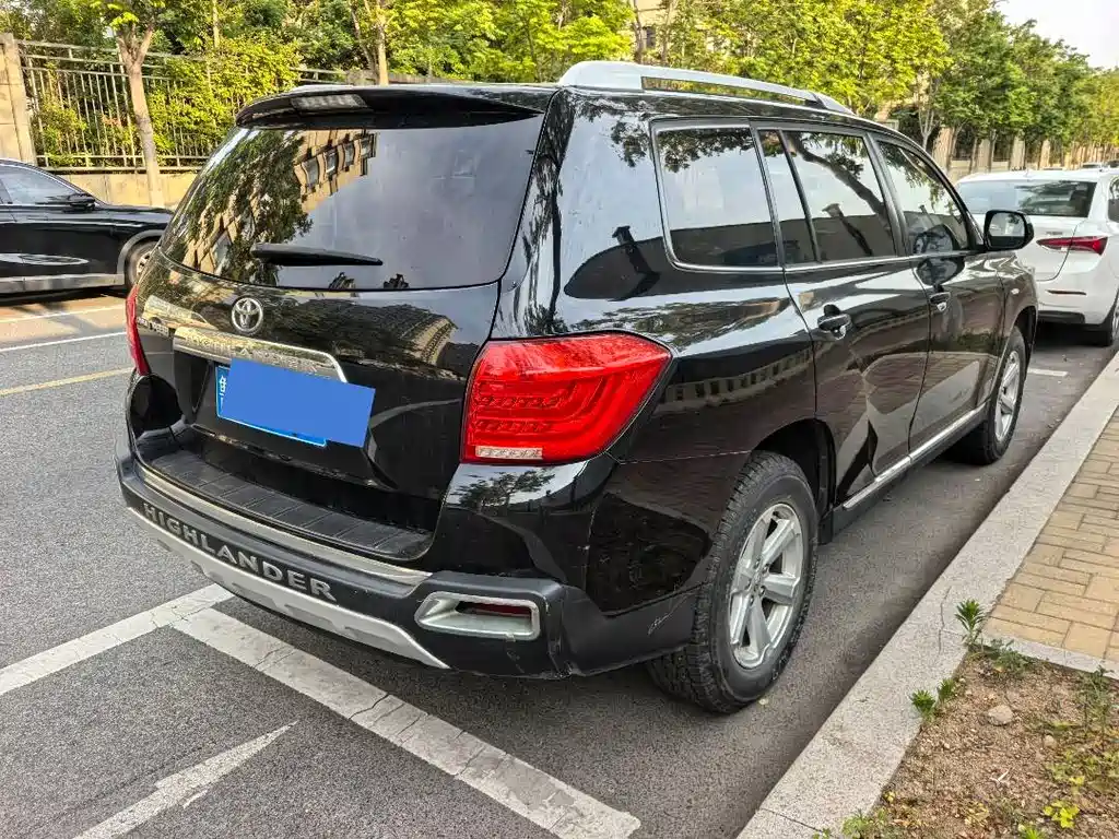 Toyota Highlander 2012 2.7L 5 мест Elite