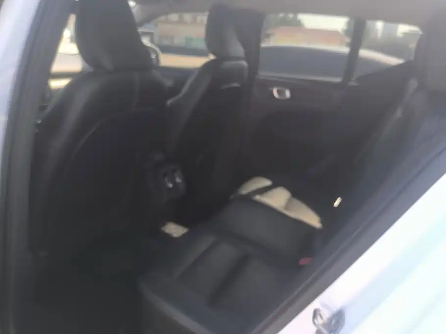 Volvo XC40 — миниатюра 11