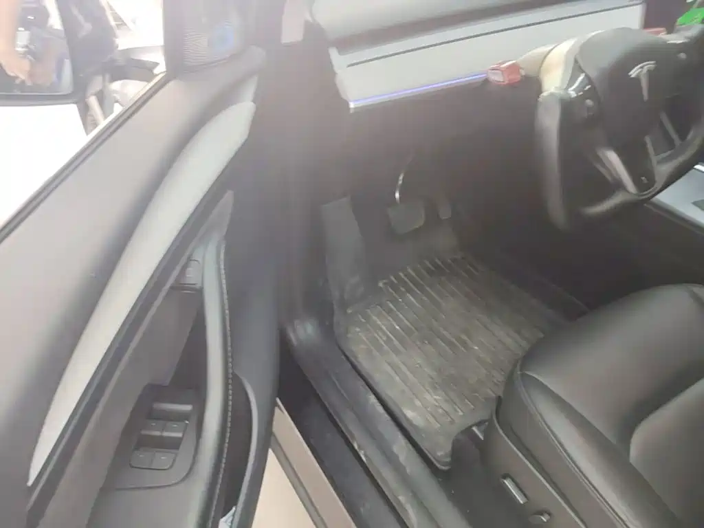 Tesla Model Y — миниатюра 16