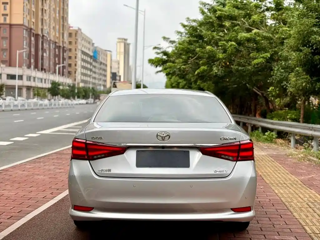 Toyota Crown — миниатюра 8