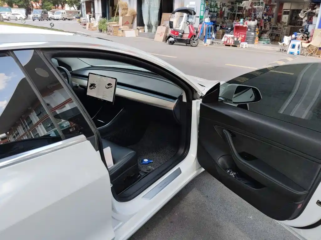 Tesla Model 3 — миниатюра 20