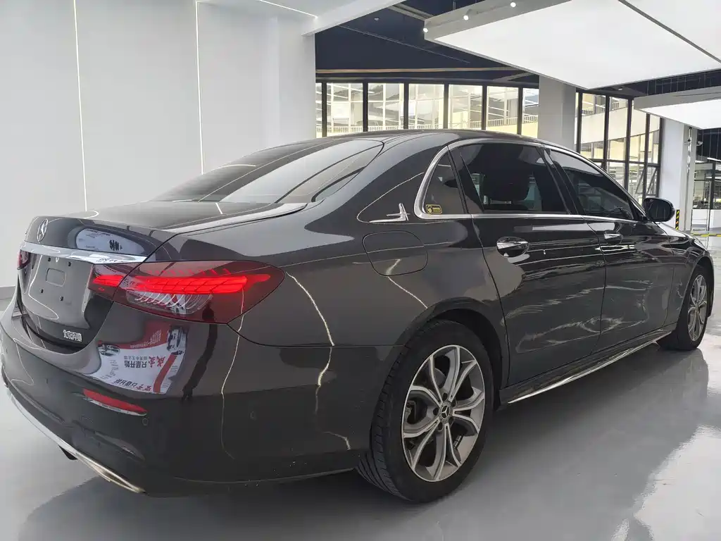 Mercedes-Benz E-Class — миниатюра 9