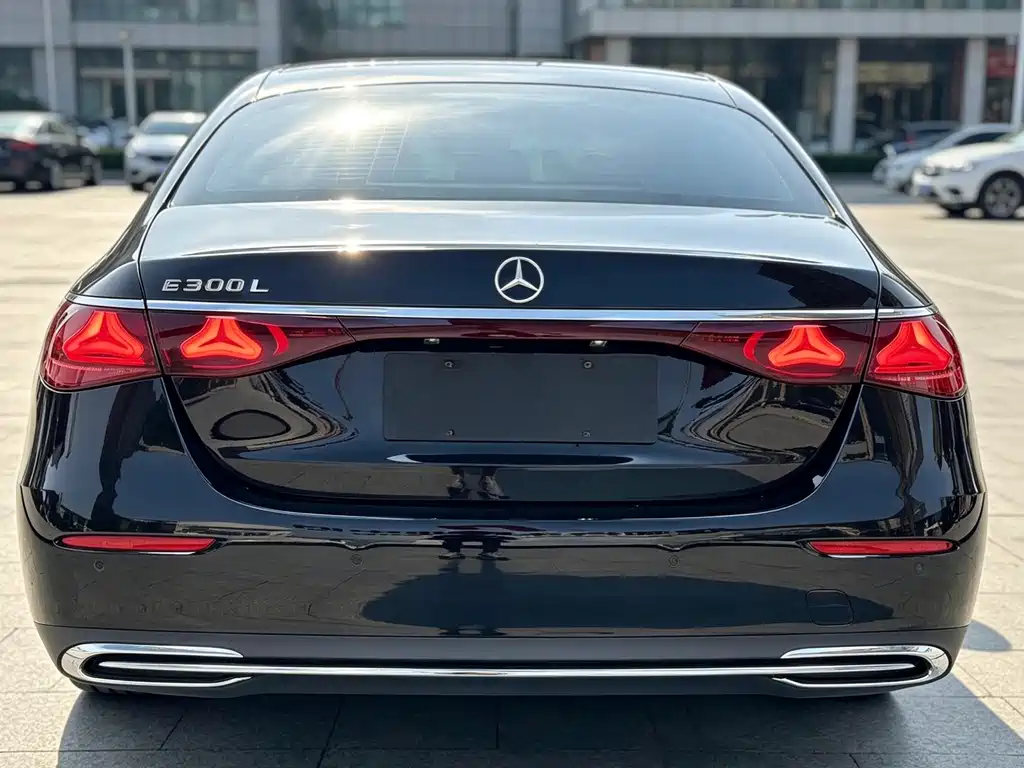 Mercedes-Benz E-Class — миниатюра 11