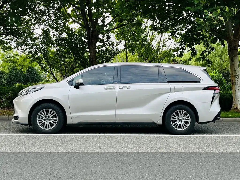 Toyota Sienna — миниатюра 3