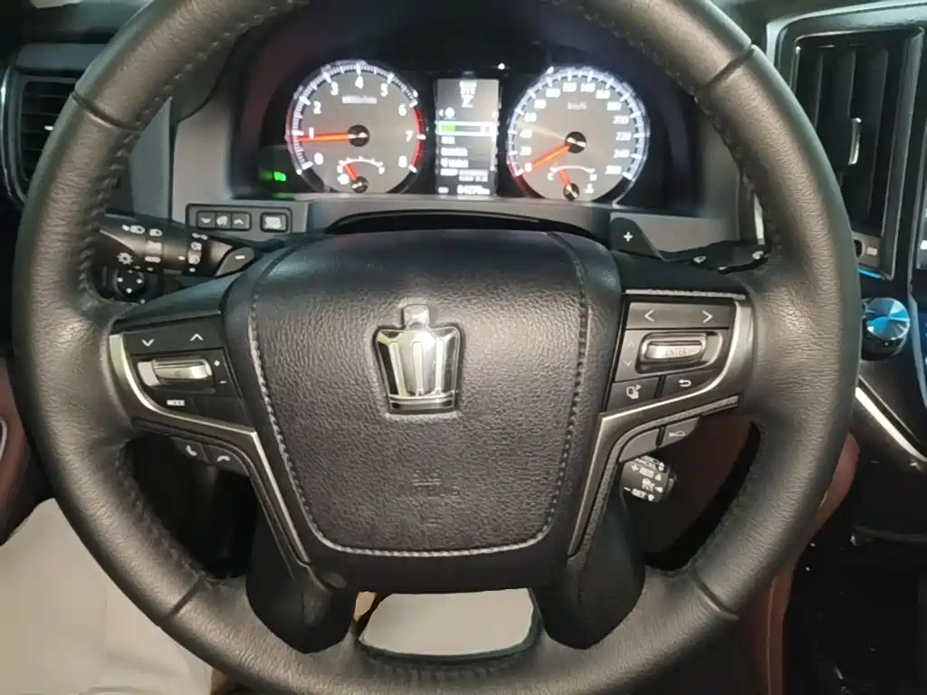 Toyota Crown — миниатюра 11
