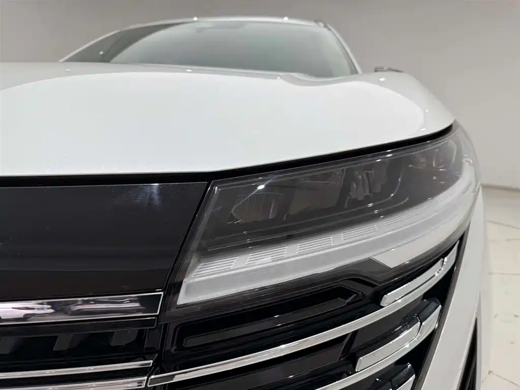 NISSAN EXPLORING THE LAND